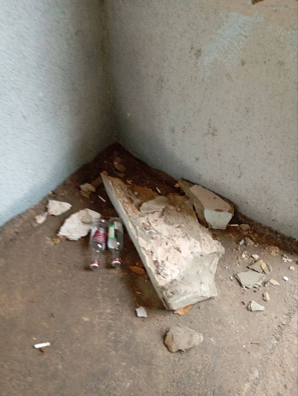 Пр. Ленина, д. 20, первая  арка от Пятерочки. Стена с овалившимся куском бетона от проезда крупногабаритного транспорта,... в Волжском, 27.11.2025 в 21:00