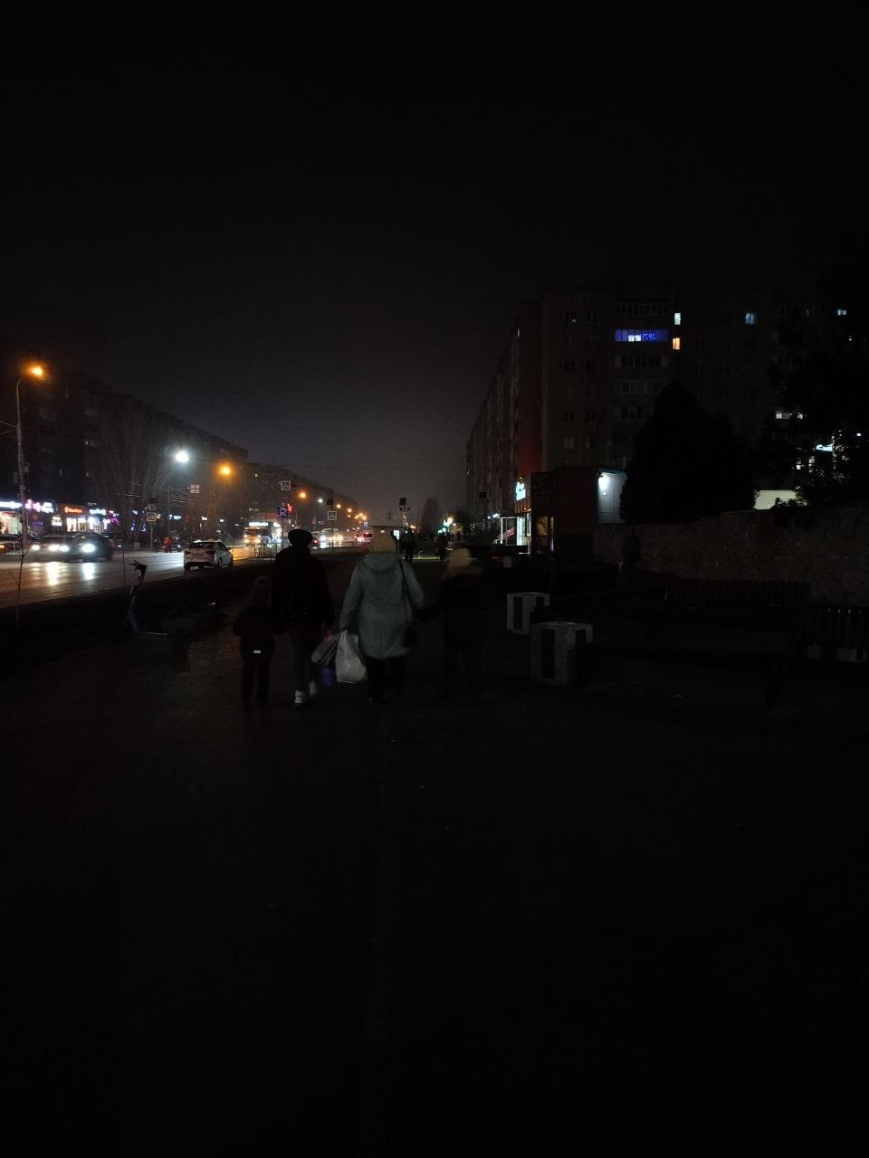 Вот такая темень на новой благоустроенной площадке у бывшего Техномаркета. Без единого фонаря на общественном пространст... в Волжском, 01.12.2025 в 13:00