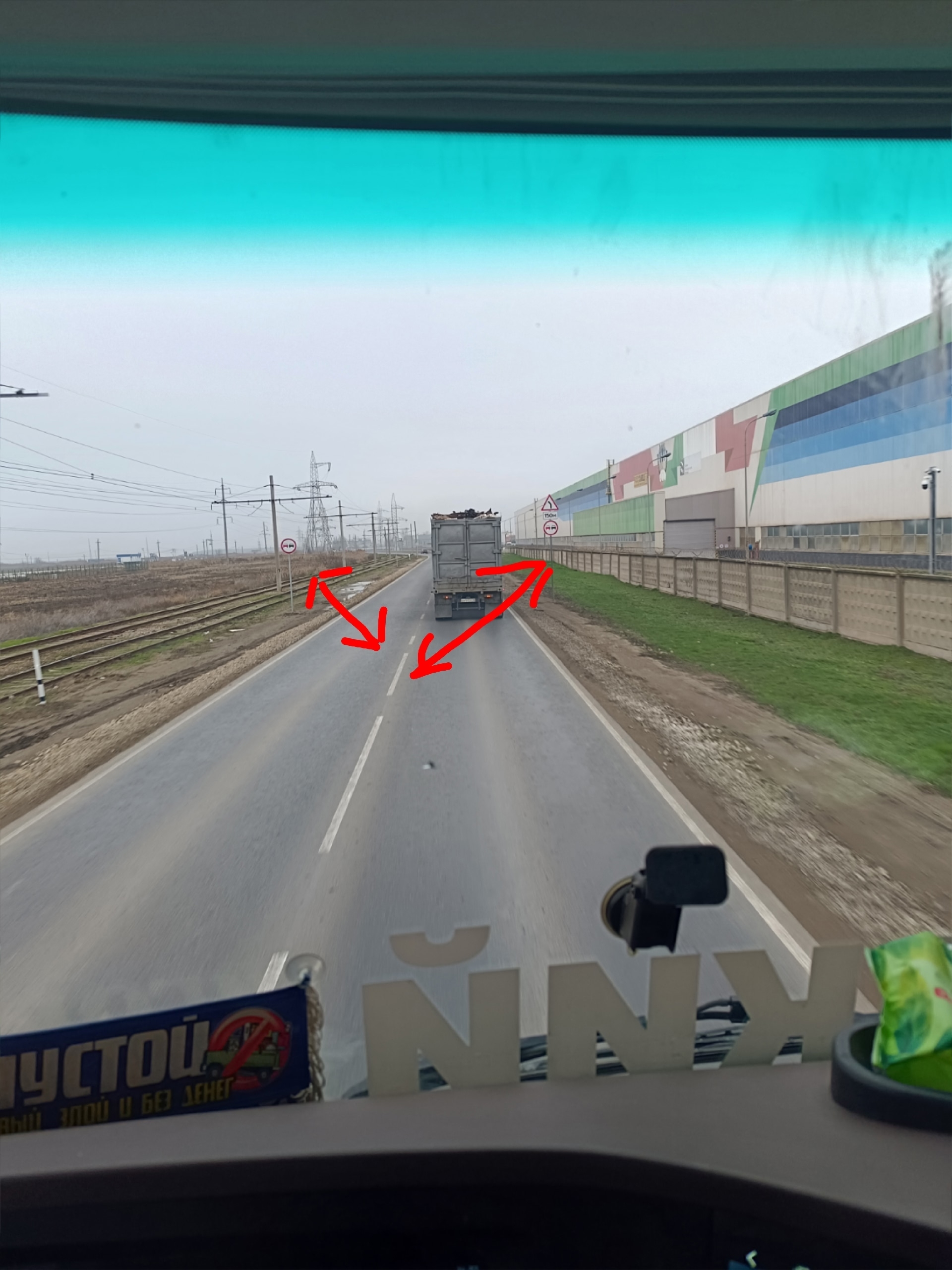 От подписчика: г. Волжский ул. Логинова между 6 КПП втз и ул. Александрова на недавно отремонтированной дороге установле... в Волжском, 01.12.2025 в 15:00