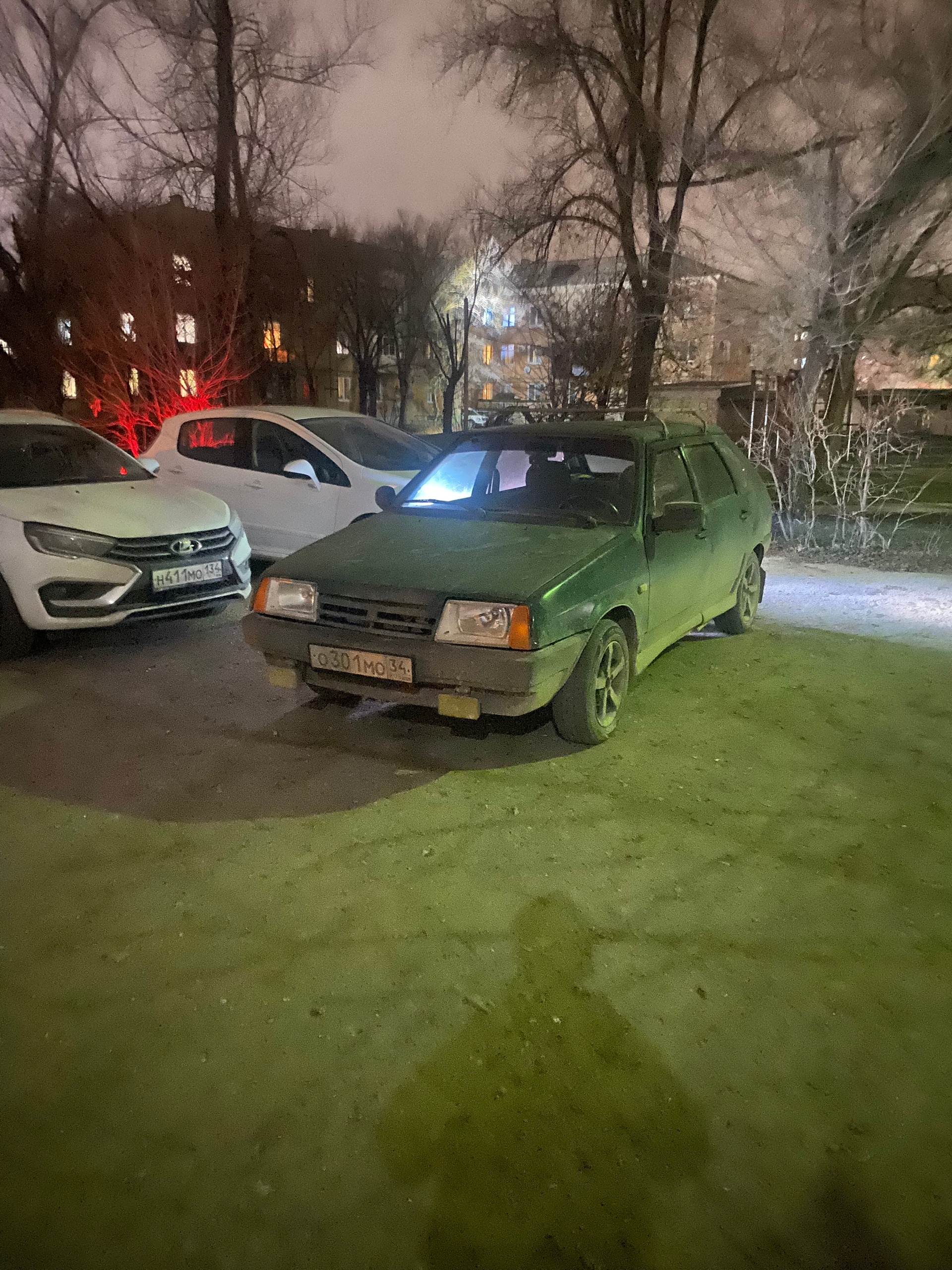 Человек перекрыл выезд двум машинам на парковке не оставив номера телефона. При том что парковка на половину пустая. Что... в Волжском, 01.12.2025 в 16:00