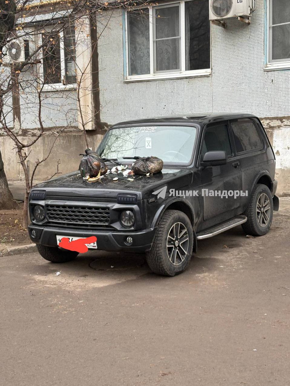 Вот так проучили автомобилиста в 12 мкр г.Волжского. За что остается загадкой, общей картины не видно. в Волжском, 08.12.2025 в 17:00