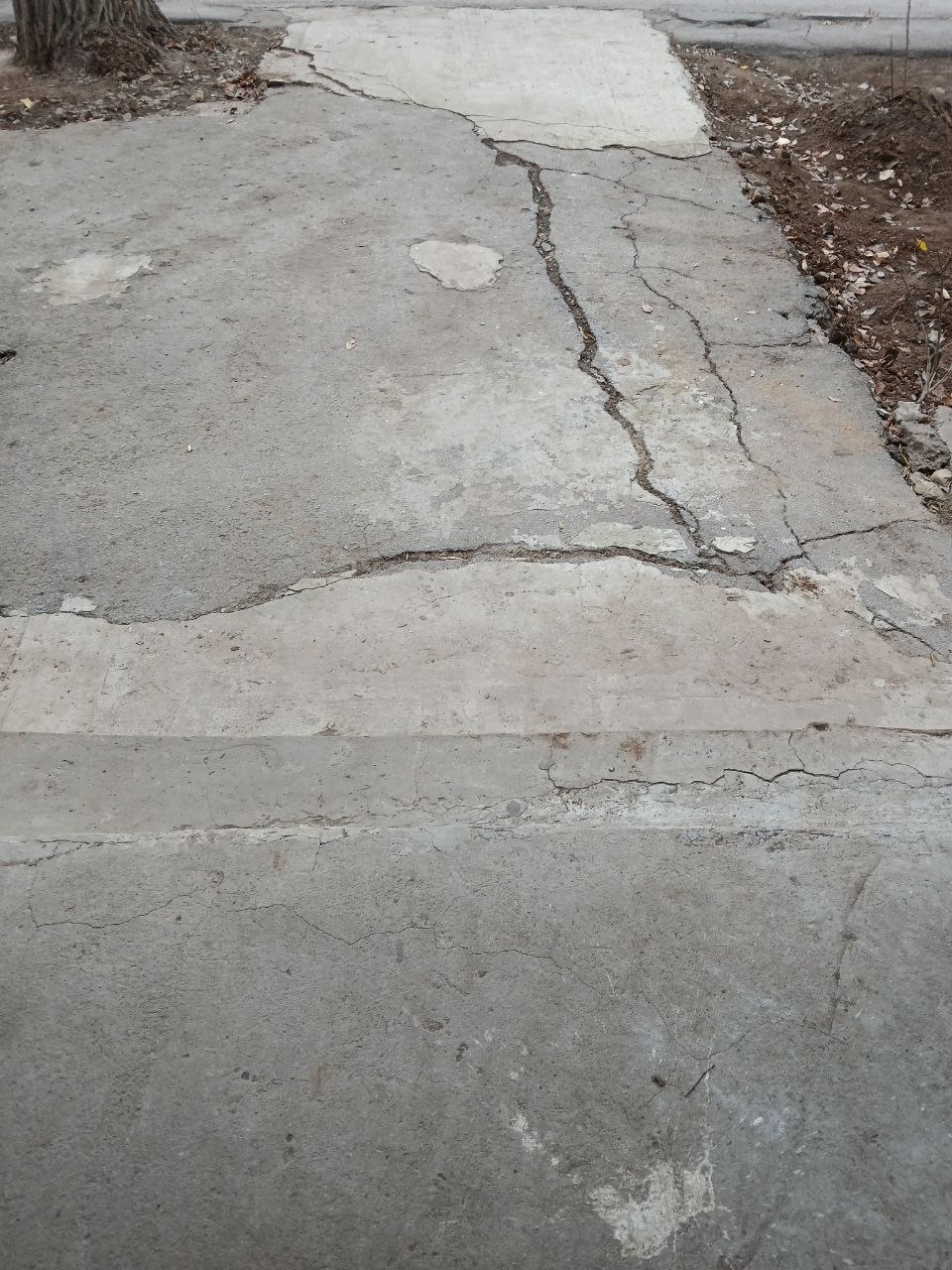 Ул.Пионерская 17, 10 подьезд раздолбанная дорожка от подьезда, вся в латках и трещинах соседние три подьезда отремонтиро... в Волжском, 13.12.2025 в 16:00