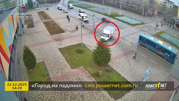 Проезд по тротуару (г. Волжский) пр. Ленина, д. 84А, «ЦУМ» 22-12-2025 14-28 в Волжском, 23.12.2025 в 09:30