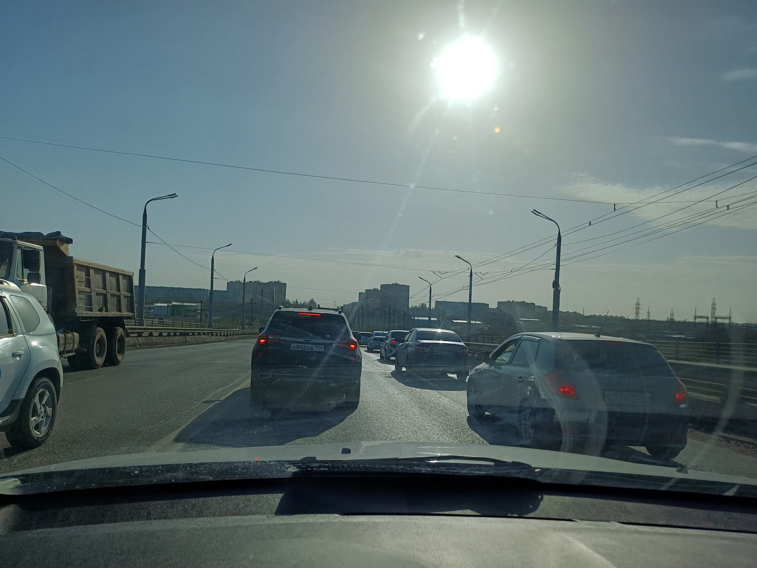 Каждую пятницу возвращаюсь с работы в 15-30 по Аламоуцкой от Трудного завода и вижу такую картину. Пробка ещё до моста. ... в Волжском, 27.03.2026 в 22:30