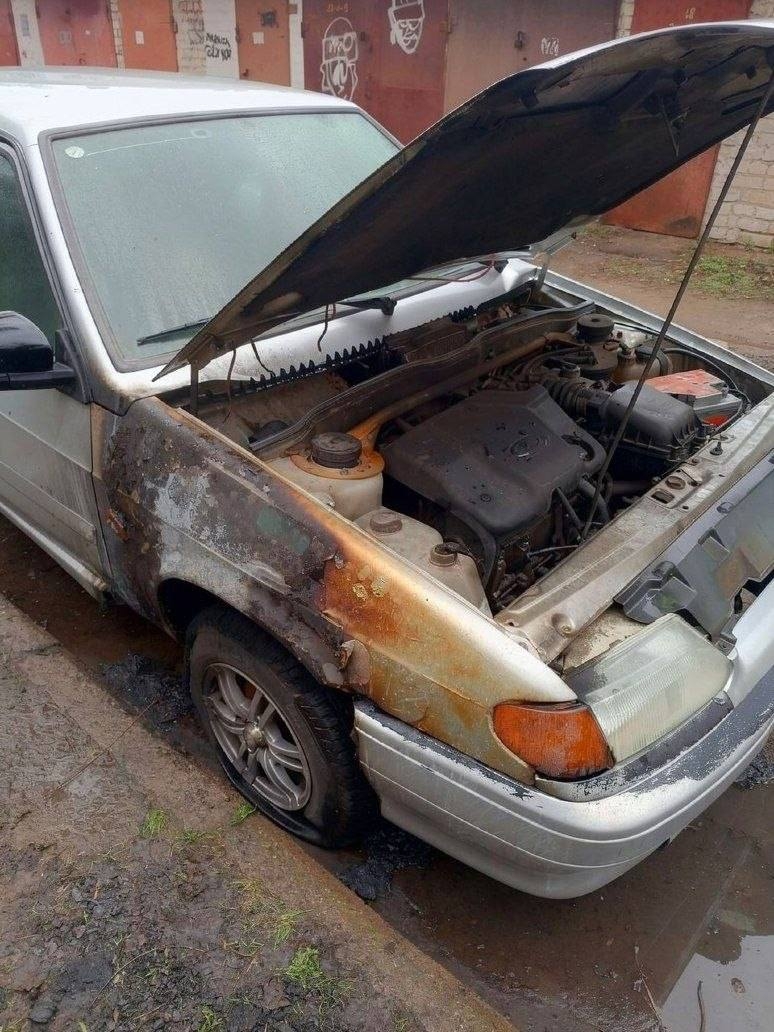 Две легковушки сгорели на улице 19 Партсъезда в Волжском  в Волжском, 06.04.2026 в 10:30