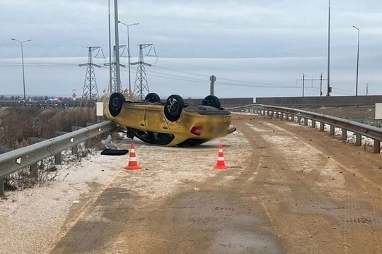 Под Волгоградом Skoda Rapid перевернулась на обработанной от гололеда дороге в Волжском, 22.12.2024 в 13:50