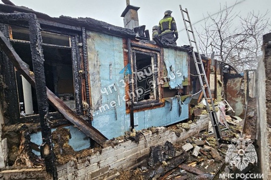 В городе Волжском сгорел гараж с двумя автомобилями на территории частного домовладения, хозяина имущества госпитализиро... в Волжском, 23.12.2024 в 19:45