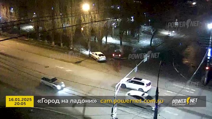 В Волжском засняли столкновение Hyundai Solaris и Daewoo Matiz на пр. Ленина в Волжском, 17.01.2025 в 21:25