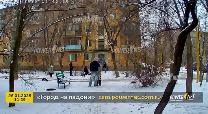 Видео снято на Умный домофон. 18+ Люди, которые не прошли мимо . в Волжском, 28.01.2025 в 18:25