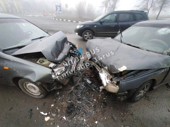 На въезде в Волжский у поста ДПС столкнулись три автомобиля в Волжском, 01.02.2025 в 20:25