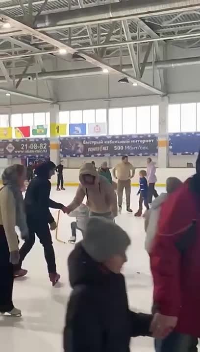 Вот такой романтичный момент удалось заснять на Ледовой Арене ❤️ в Волжском, 21.01.2025 в 16:30